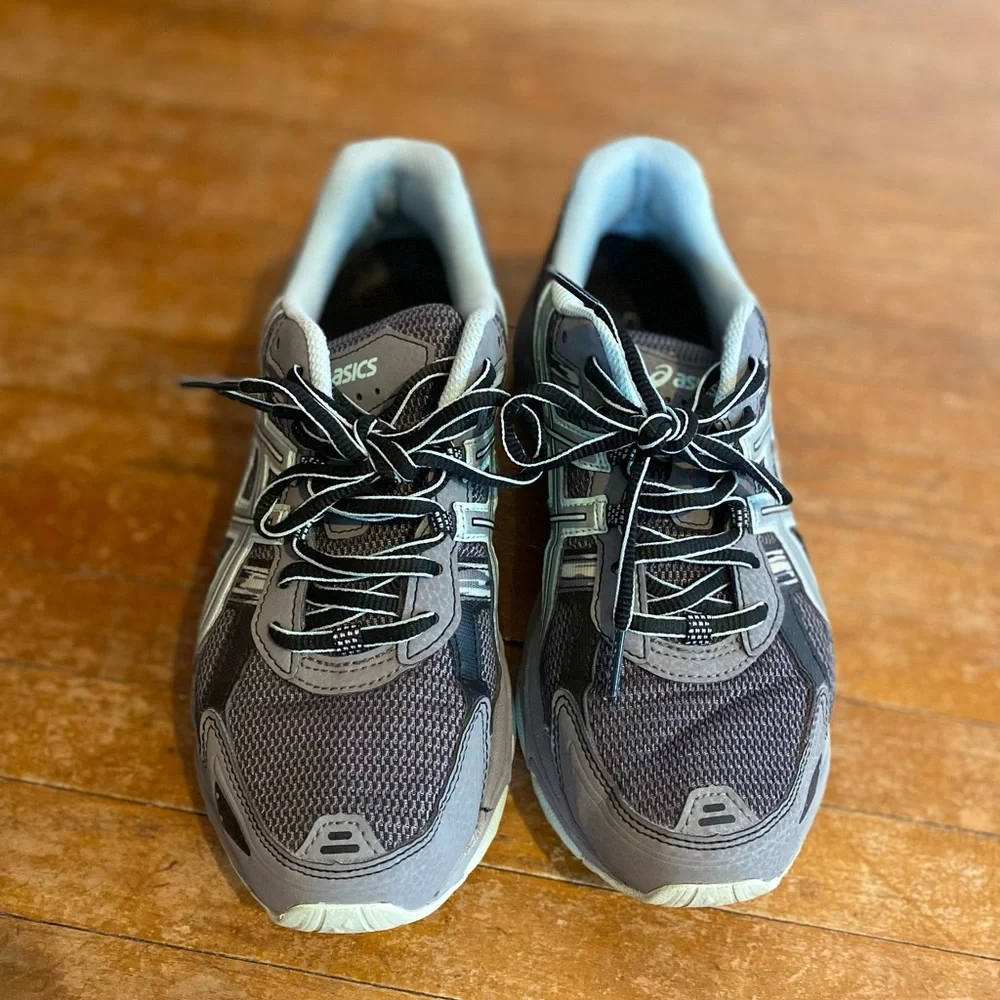 ASICS - Picture 1 of 3